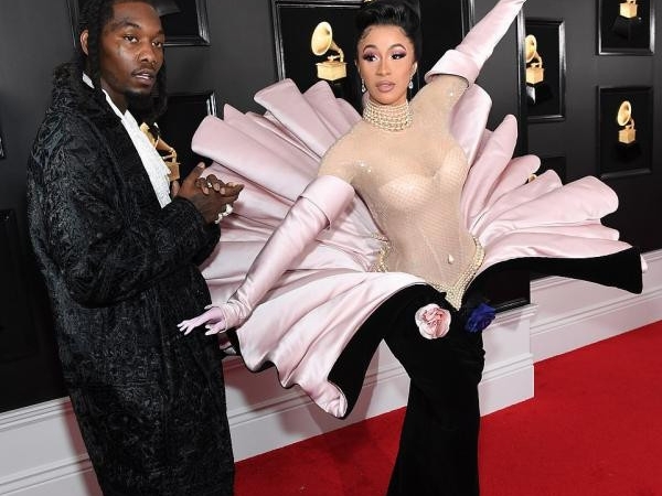 Cardi B 葛萊美禮服被網友鬧爆　「Offset 就像是放出最強神奇寶貝的道館館主」！