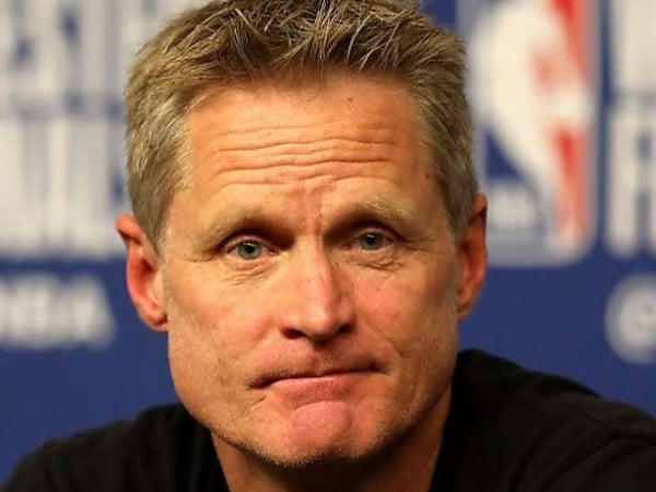 你累了嗎？勇士教練 Kerr 比賽期間整個人都在狀況外　球員在他面前受傷哀嚎 5 秒後才發現