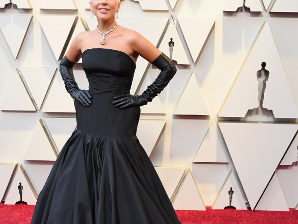 看點全在這裡!2019 奧斯卡紅毯女星 Lady Gaga 竟霸氣戴上奧黛麗赫本 Tiffany 天價珠寶!