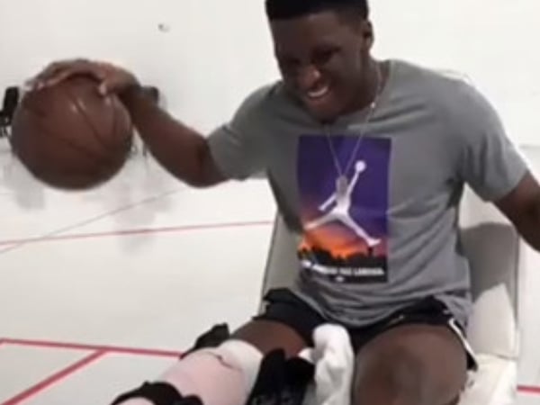感動到哭！溜馬球星 Oladipo 受傷躺在床上堅持練習雙手運球　球迷淚崩：「真男人！」