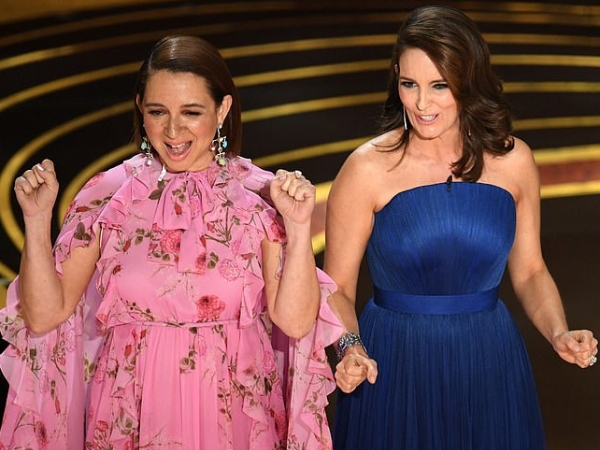 大咖喜劇演員 Tina Fey 組團為奧斯卡喜感開場　台上模仿〈Shallow〉狂吼唱功笑翻 Lady Gaga！