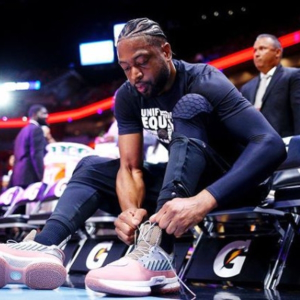 「閃電俠」依舊風騷！Wade 新髮型亮相　招牌轉身大拉桿上籃一次吃掉 3 名防守者！