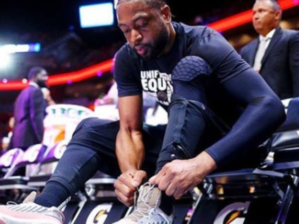「閃電俠」依舊風騷!Wade 新髮型亮相 招牌轉身大拉桿上籃一次吃掉 3 名防守者!