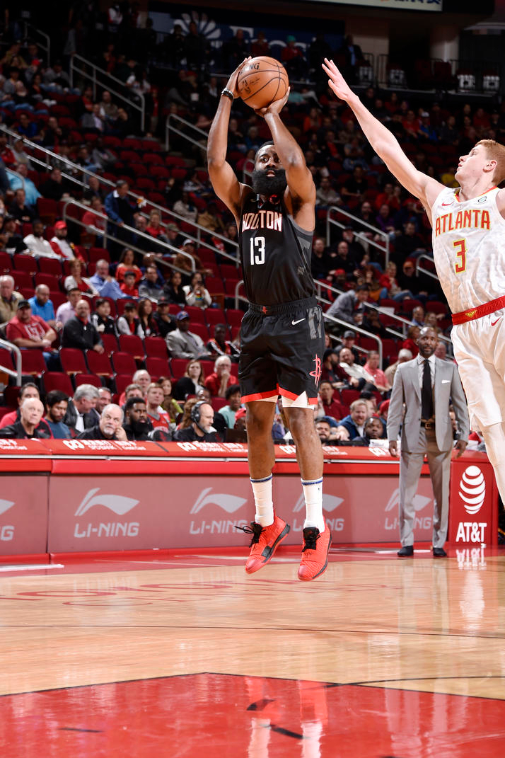 就差一球!「大鬍子」Harden 連續 30 分比賽正式終結 最後一刻還被對方包夾嚴防!