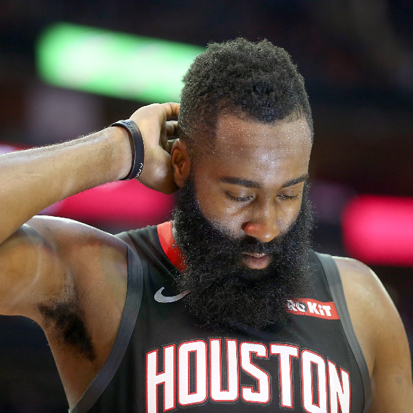 就差一球！「大鬍子」Harden 連續 30 分比賽正式終結　最後一刻還被對方包夾嚴防！