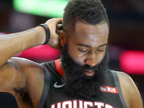 就差一球!「大鬍子」Harden 連續 30 分比賽正式終結 最後一刻還被對方包夾嚴防!