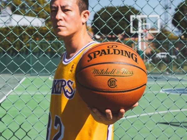 嘻哈之神欽點！Eminem 腳踩陳冠希設計 Air Jordan 現身 《Rainy Days》音樂視頻