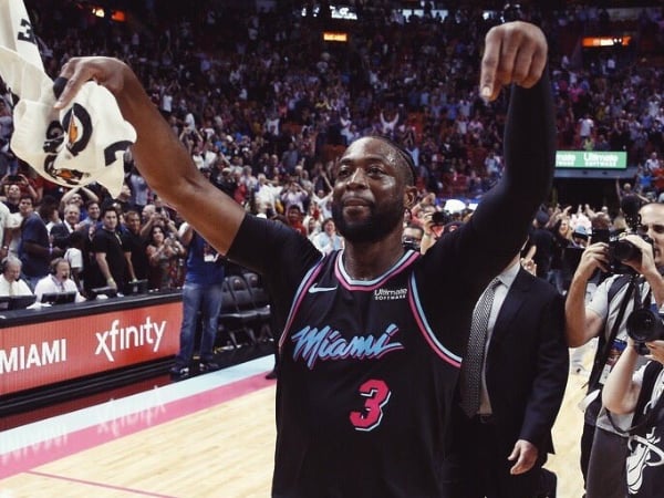 天生英雄命!Wade 0.3 秒打板三分球逆天絕殺 賽後表示:感謝 Kobe 的曼巴精神!