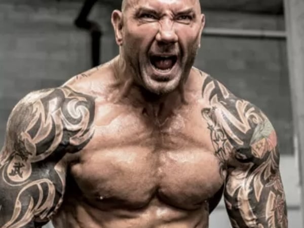 WWE 摔角選手轉戰大螢幕「毀滅者德克斯」巴帝斯塔 重砲批評同樣出身的巨石強森、江西男!