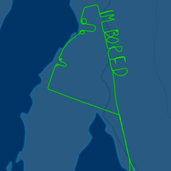 澳飛行員用航跡寫出「我很無聊」　超神技術連字都一樣大