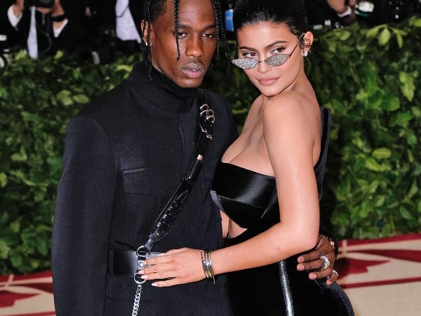 外遇風暴!凱莉珍娜決定原諒 Travis Scott 饒舌歌手最新演唱會上宣誓大喊「我愛老婆」!