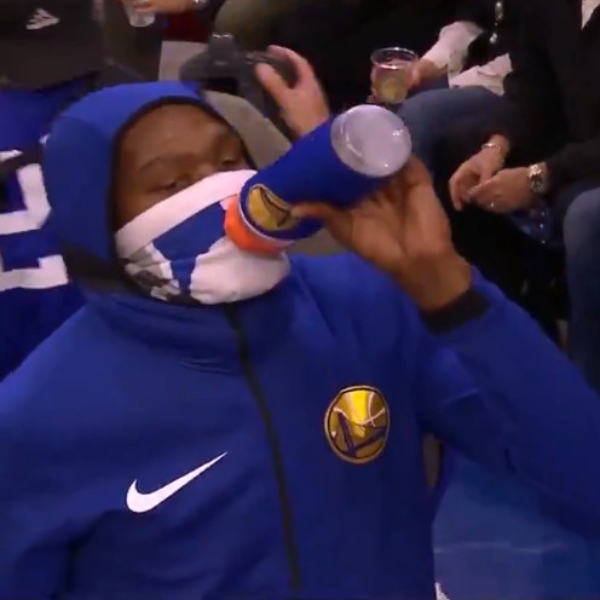 最新潮喝水法？NBA 球星 Kevin Durant 竟然隔著毛巾喝水　網友表示滿滿「黑人問號」