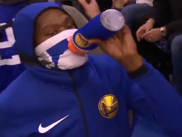 最新潮喝水法?NBA 球星 Kevin Durant 竟然隔著毛巾喝水 網友表示滿滿「黑人問號」