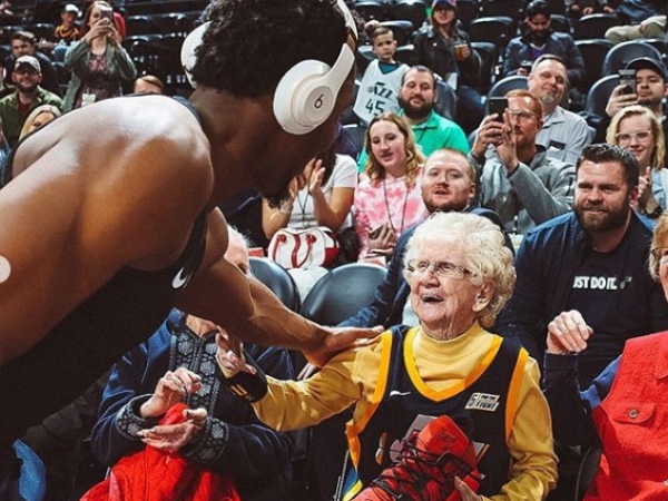 全場球迷都融化！Donovan Mitchell 為 102 歲爵士粉獻上禮物　網：「這反應跟中樂透一樣！」