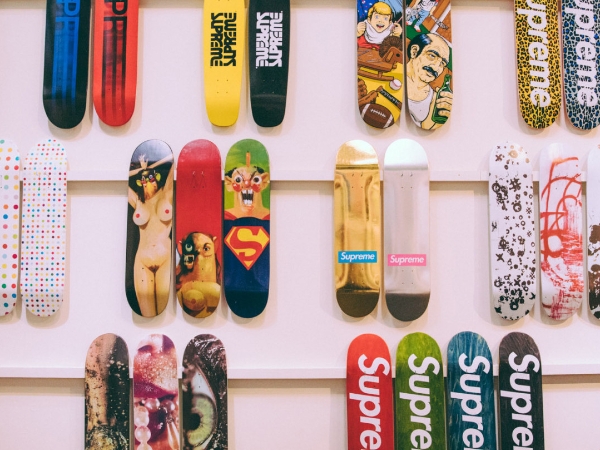 他用 10 年收集完 Supreme 所有滑板，最終卻全部賣掉