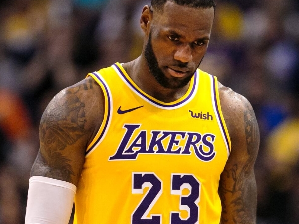 詹皇 27 分、Rondo 大三元仍無用！湖人不敵快艇苦吞 3 連敗　進季後賽機率剩不到 1%