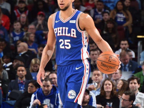 他「右」射了！Ben Simmons 背框單打右手投籃吃掉對手　現場觀眾全都驚呆了！