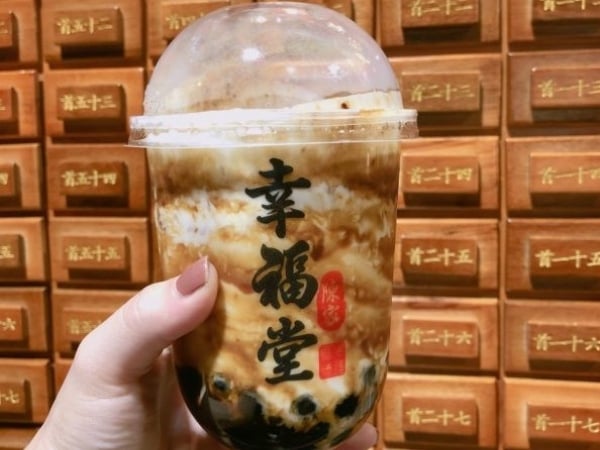 來逛士林夜市千萬不要錯過這些美食！黑糖奶、拉麵、燒肉飯全都排隊排到爆滿！