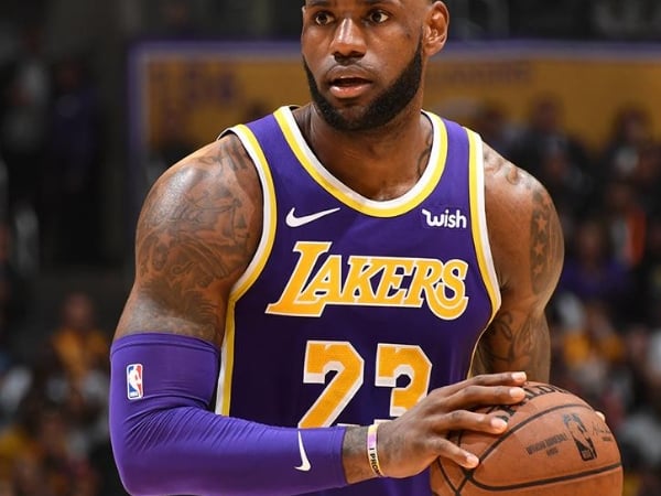 詹皇 NBA 生涯總得分超越喬丹升至史上第 4　激動到在場邊落下男兒淚！