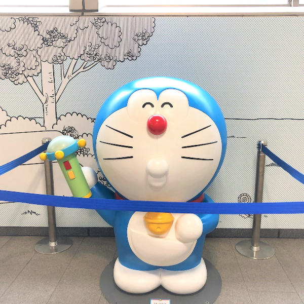 哆啦 A 夢真實尺寸有多高？日本「小田急線登戶站」 1比1神還原漫畫人物、任意門電梯！