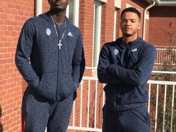 心有所屬?「詹皇 2.0」 Zion Williamson 傷後直播打電動全身行頭竟被「這個品牌」給包下來!