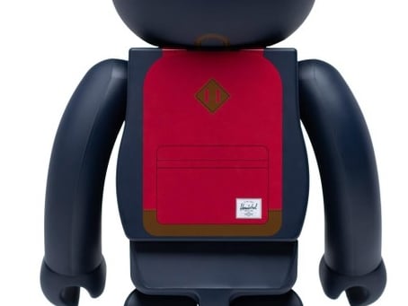 【 J 個稀好貨】你的 BE@RBRICK 鬧流浪？那是因為它揹上了 Herschel Supply 的後背包在搞潮青