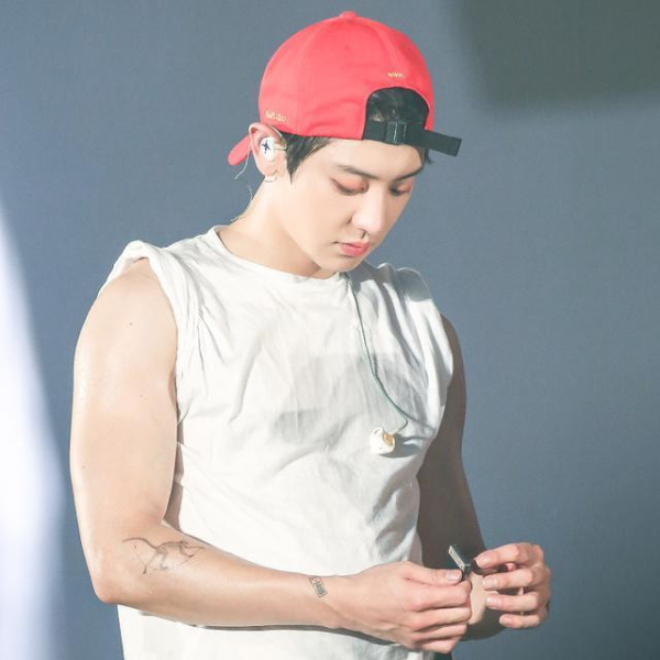 對攝影機裸身刷牙 女粉鼻血狂噴！EXO 大男孩燦烈暴風進化成「大肌肌」