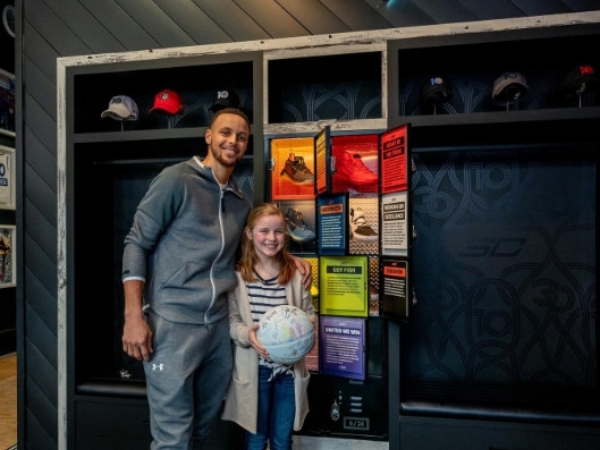 寵粉無極限！親筆回信、送未上市戰靴不打緊 Curry 還找來小女童設計球鞋？