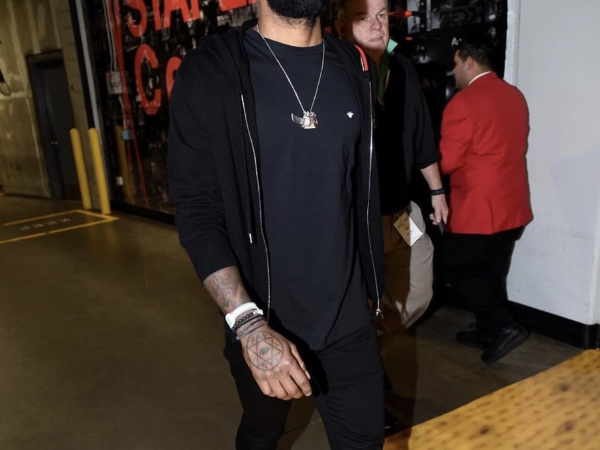 把客場當主場在打的男人！Kyrie Irving 腳踩「漲幅超過 10 倍」的話題 Air Jordan 1 現身球員通道