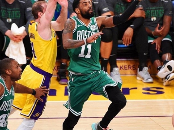 場上場下都無懈可擊！暖男 Kyrie 離場前將「親友限定原味戰靴」送給客場小粉絲