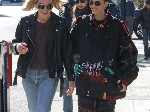 最帥蝙蝠女俠!Ruby Rose 忙碌拍攝個人 DC 超級英雄美劇 偷閒逛街的她依然短髮迷人!