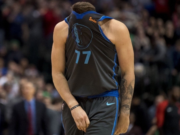 備感自責!「歐洲天才」Doncic 自認最後一擊處理不當 賽後用球衣遮住臉並坐在板凳低頭不語!