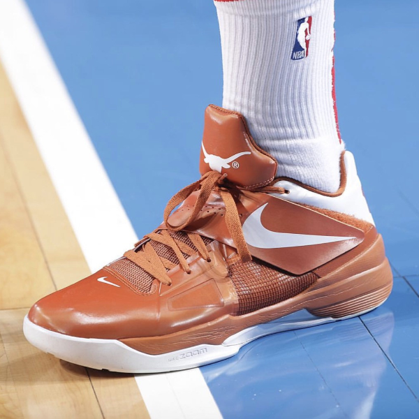 到底要看比賽還是看鞋啊？本週 NBA 球星實戰特殊籃球鞋款 Top 10