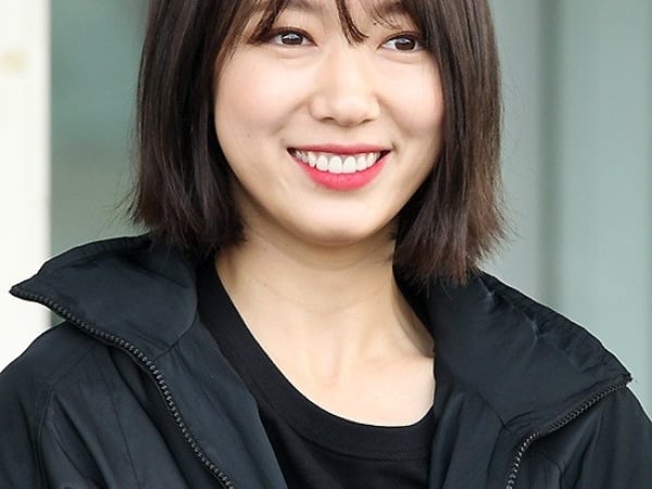 說她變胖你眼瞎啦?朴信惠現身巴黎時裝週靠這「整髮 4 步驟」雪恥!髮型真能挽救大圓臉~