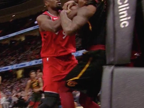 大暴走！NBA 暴龍 Ibaka 被惹怒向騎士球員施展「致命鎖喉」　雙方互毆宛如 UFC 格鬥賽現場！