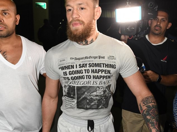 火爆拳王！「嘴砲哥」Conor McGregor 因摔壞粉絲手機被逮捕　UFC 巨星又再度上警局！