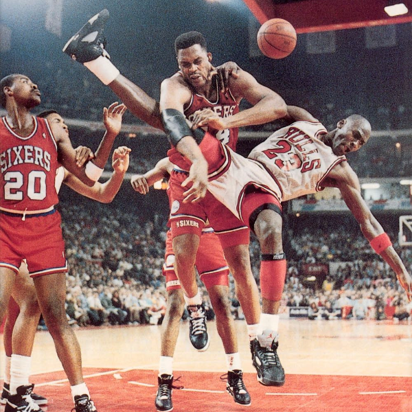 「籃球之神」喬丹當年是怎麼被針對的？這 6 張圖讓你體驗到 90 年代 NBA 的「恐怖防守」