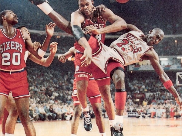 「籃球之神」喬丹當年是怎麼被針對的？這 6 張圖讓你體驗到 90 年代 NBA 的「恐怖防守」