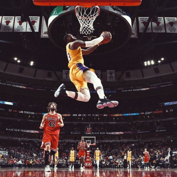 快樂籃球！湖人大勝公牛中止 5 連敗　詹皇連續上演 2 記「雙手反扣」震驚全場！