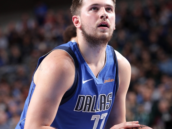 新秀撞牆期?「歐洲天才」Doncic 全場 18 投 5 中還發生 9 次失誤 9 罰 1 中更是慘不忍睹!