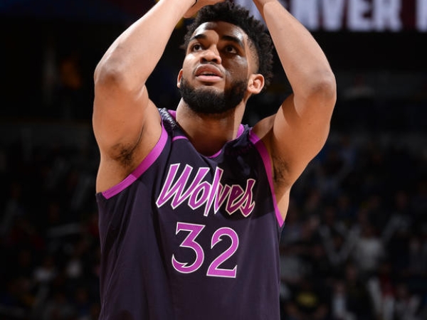 不是只有你會！灰狼中鋒 Towns 效法 Harden 使出雙重後撤步　把 Jokic 晃倒後 2 分輕鬆入帳！