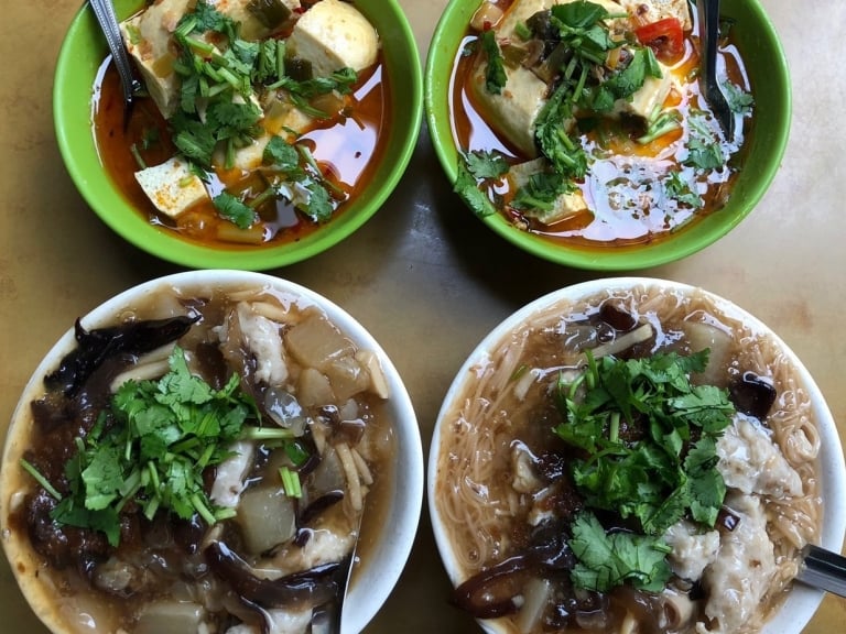 【美食精選】在地人都吃這款！肉羹臭豆腐料多澎湃 CP 值破表 台北銅板排隊美食同安街麵線羹