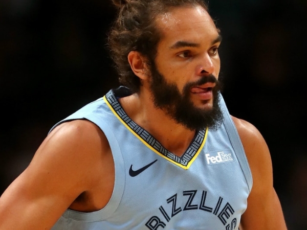 這沒犯規嗎？「法國舒淇」Joakim Noah 比賽向觀眾公然調情　咬嘴唇 + 獻飛吻性感指數爆表