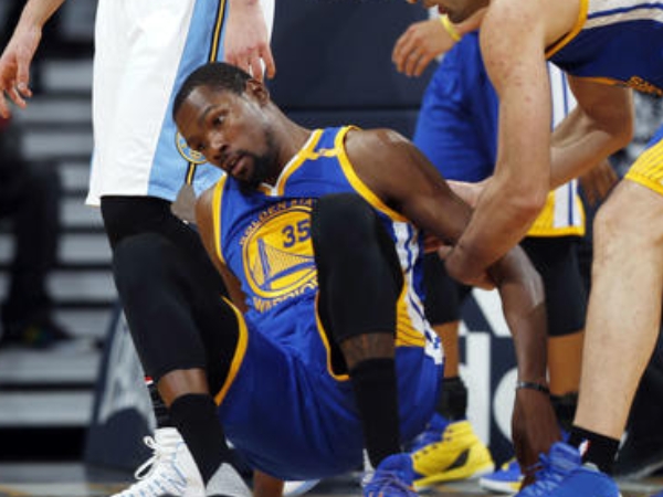 平均一季掉鞋 10 次！Kevin Durant 容易掉鞋的原因跟他「曲棍球拍」腳掌有關？