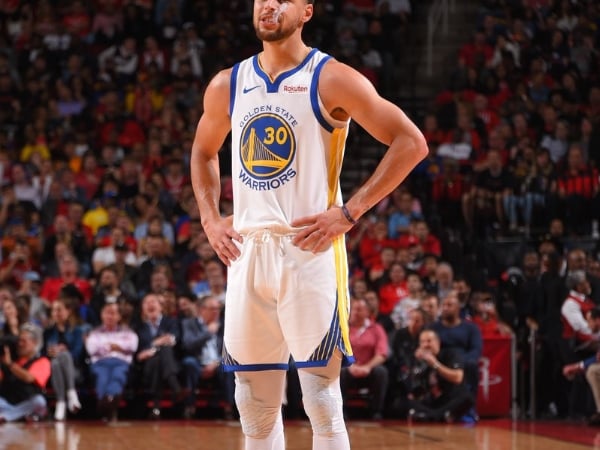 拜託像個男人般！Harden 摸鬍子向裁判要犯規　Curry 當場氣到大揮手臂要對方「硬起來」