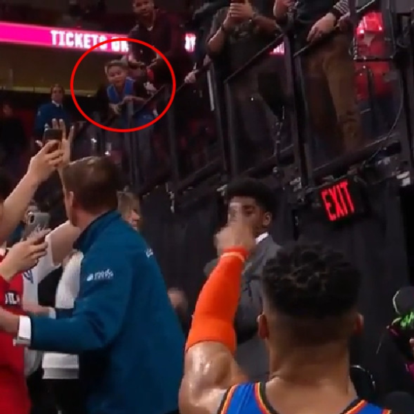 怎樣都要送給你！Russell Westbrook 「球鞋投擲術」超準 網驚嘆：「這平常絕對有練過」