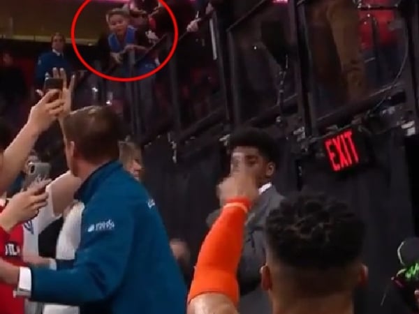 怎樣都要送給你！Russell Westbrook 「球鞋投擲術」超準 網驚嘆：「這平常絕對有練過」