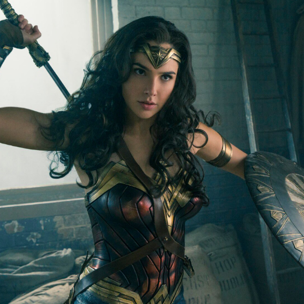 《驚奇隊長》布麗拉森魅力太旺 連「敵營女英雄」蓋兒加朵、安海瑟薇都忍不住當眾示愛！