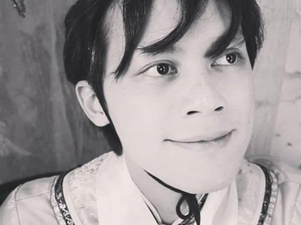撞臉末代皇后「婉容家教」？！網友搞笑竄改「維基百科」助 HowHow「穿越紫禁城」