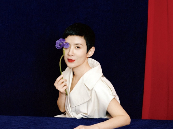 這是吳君如？擺脫女丑形象登雜誌封面 「小露酥胸」美到不行！